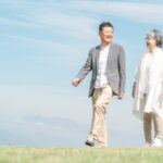 老夫婦の散歩している画像