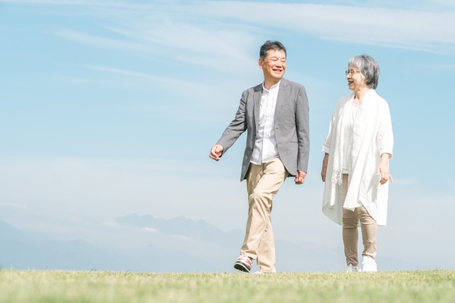 老夫婦の散歩している画像