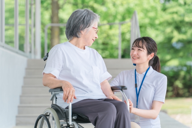 介護される老人

