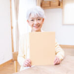 エンディングノートを手に取る女性