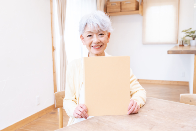 エンディングノートを手に取る女性

